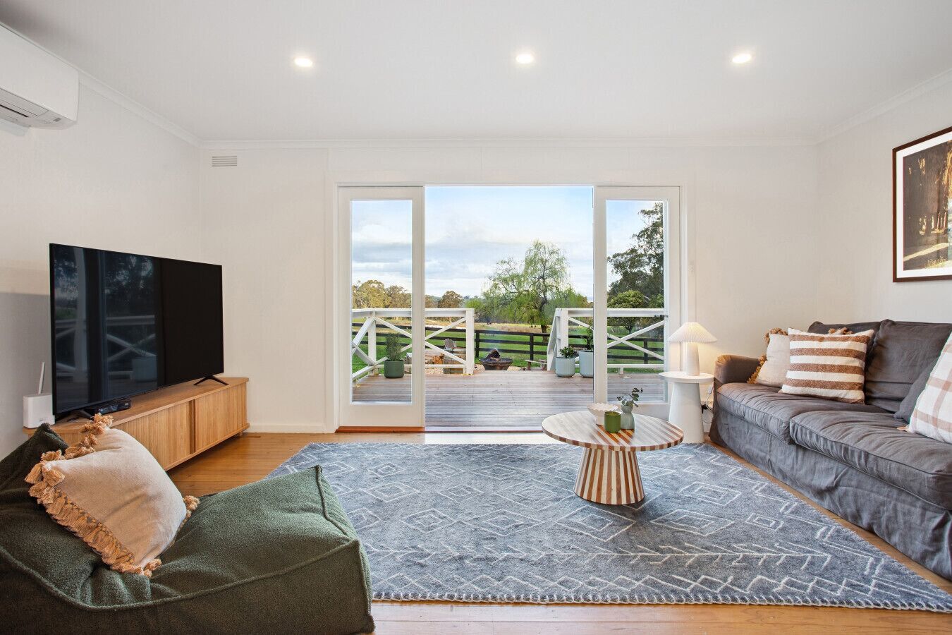 Télévision, cheminée