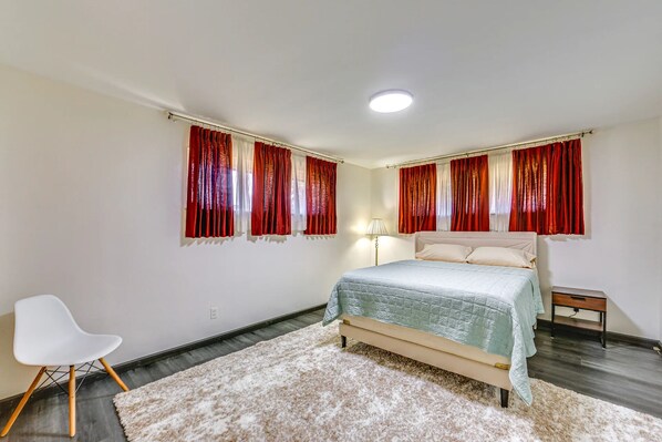 4 bedrooms, iron/ironing board, free WiFi, bed sheets