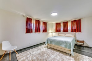 Tabla de planchar con plancha, wifi gratis y ropa de cama