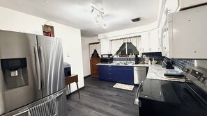 Fridge, microwave, oven, stovetop - Enjoyable 4-bedroom house with AC in Monroeville (Monroeville)