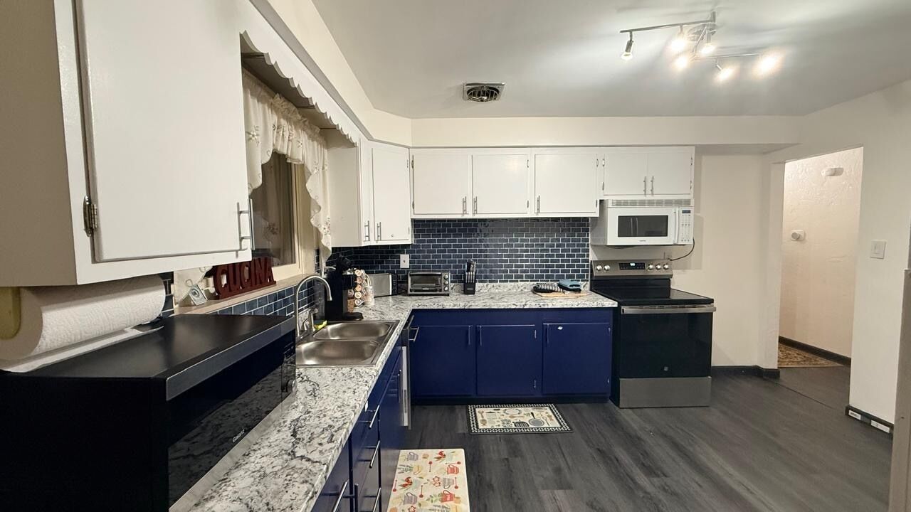 Réfrigérateur, micro-ondes, four, plaque de cuisson