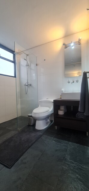 Towels, soap, toilet paper - Modern loft - santabarbara central (Bogotá)