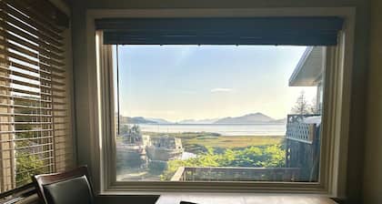 Cozy studio apartment with waterfront view