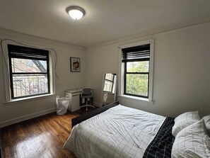 1 bedroom, free WiFi, bed sheets - Live like a local in Fort Greene with views of the World Trade Center. Spacious apartment with a large bedroom, sofa bed for two, full kitchen with gas stove, hardwood floors, and bright living/dining area. Elevator building with on-site laundry. (Brooklyn)