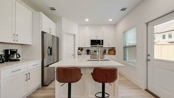 Micro-ondes, four, plaque de cuisson, lave-vaisselle