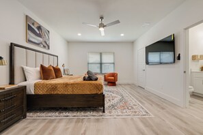 3 bedrooms, iron/ironing board, WiFi, bed sheets