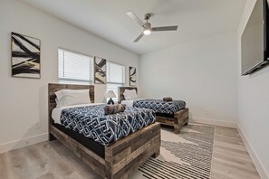3 habitaciones, tabla de planchar con plancha, wifi y ropa de cama 