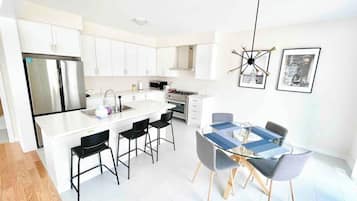 Deluxe House | Bathroom | Bathtub