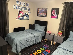3 habitaciones, tabla de planchar con plancha, wifi y ropa de cama