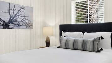 2 bedrooms, desk, iron/ironing board, WiFi