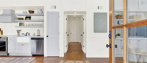 ثلاجة، ميكروويف، فرن، موقد طهي مسطح