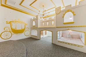 8 bedrooms, iron/ironing board, free WiFi, bed sheets - Legends Tranquil, Move Theater, Golf View, Near Disney (Kissimmee)