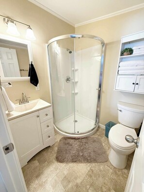 Shower, hair dryer, towels, soap - Waterfront! Prime Location, Clean, Swimming Pool, Fishing Dock, WIFI (George town)
