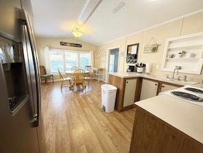 Frigorífico, microondas, horno y placa de cocina