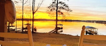 Waterfront! Prime Location, Clean, Swimming Pool, Fishing Dock, WIFI