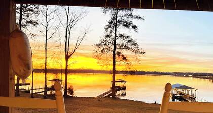 Waterfront! Prime Location, Clean, Swimming Pool, Fishing Dock, WIFI