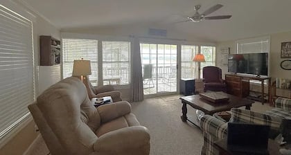 Waterfront! Prime Location, Clean, Swimming Pool, Fishing Dock, WIFI