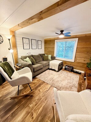 Smart TV, books - Peaceful retreat, next to a Winery with a fire pit. Pet friendly (Young Harris)