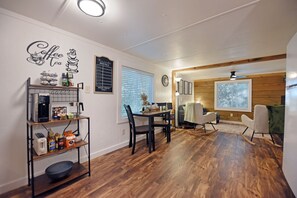 Interior - Peaceful retreat, next to a Winery with a fire pit. Pet friendly (Young Harris)