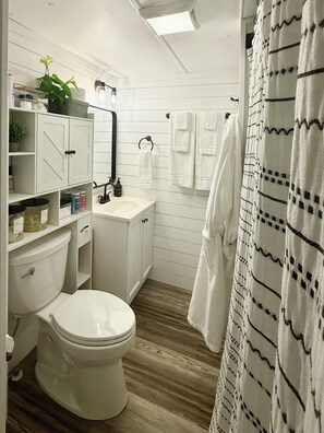 Secadora de cabello, toallas, jabón, shampoo 