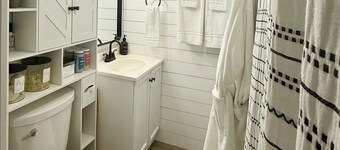 Peaceful retreat, next to a Winery with a fire pit. Pet friendly