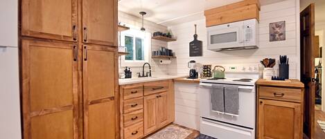 Microondas, horno, parrilla de estufa y toallas de papel