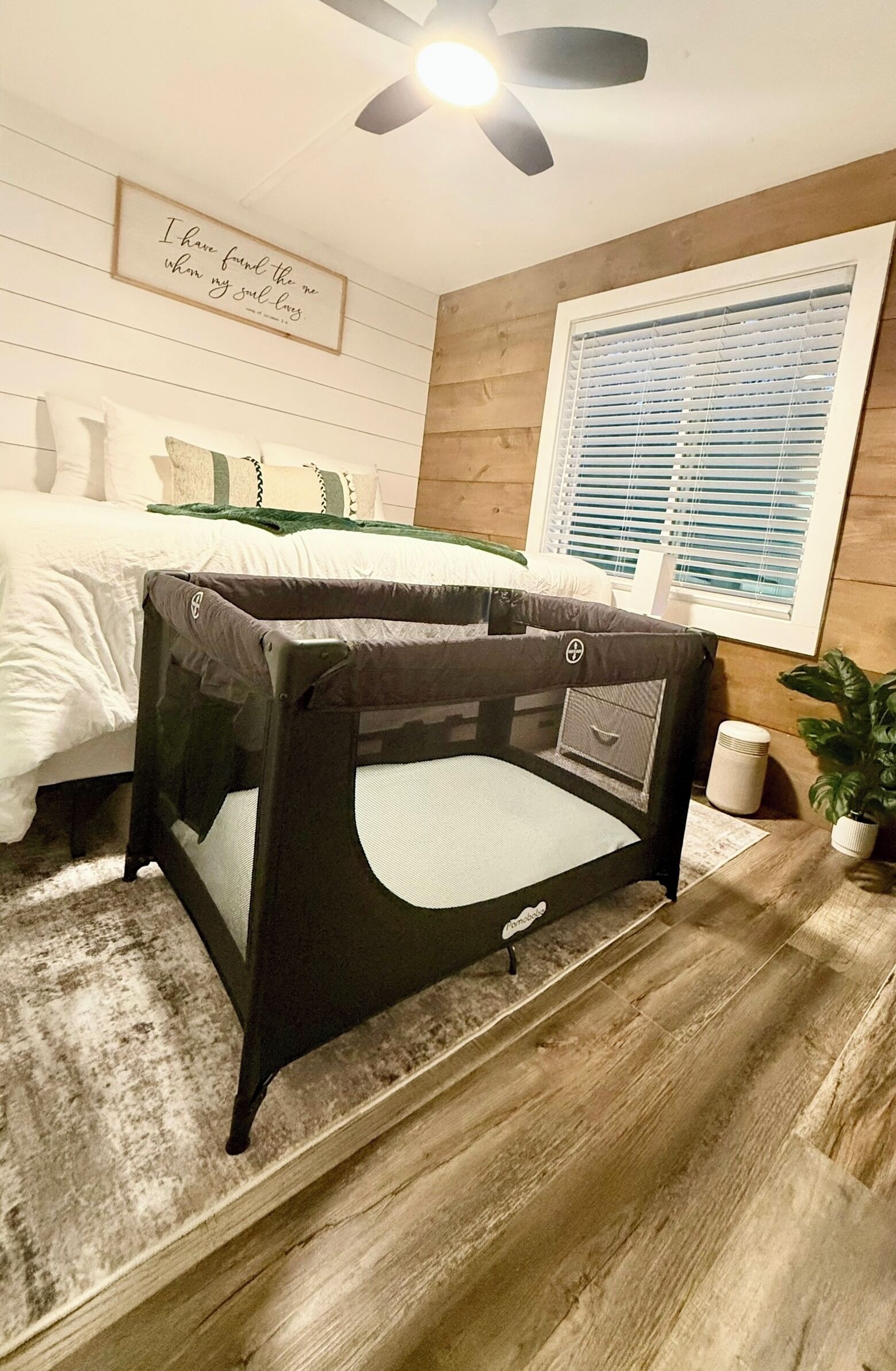 1 slaapkamer, een strijkplank/strijkijzer, reisbedje, gratis wifi