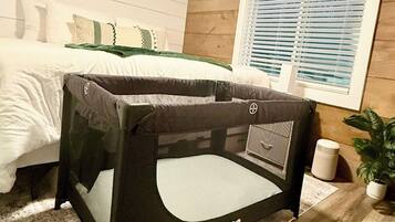 1 slaapkamer, een strijkplank/strijkijzer, reisbedje, gratis wifi