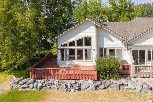 New! Home on Golf Course, Fireplace, Spacious Deck