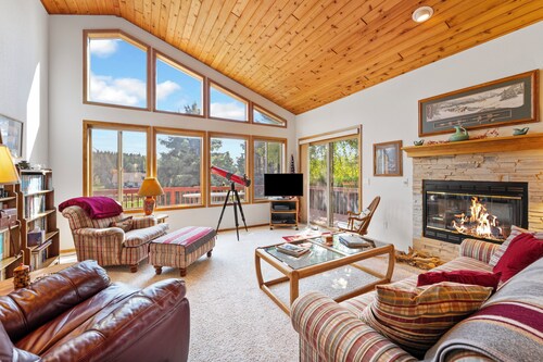 New! Home on Golf Course, Fireplace, Spacious Deck