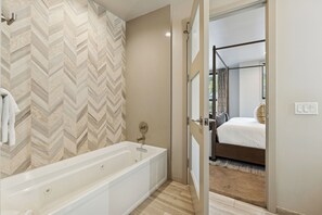 Een douche, een haardroger, handdoeken