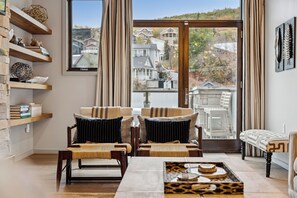 Smart-TV, peis og bøker