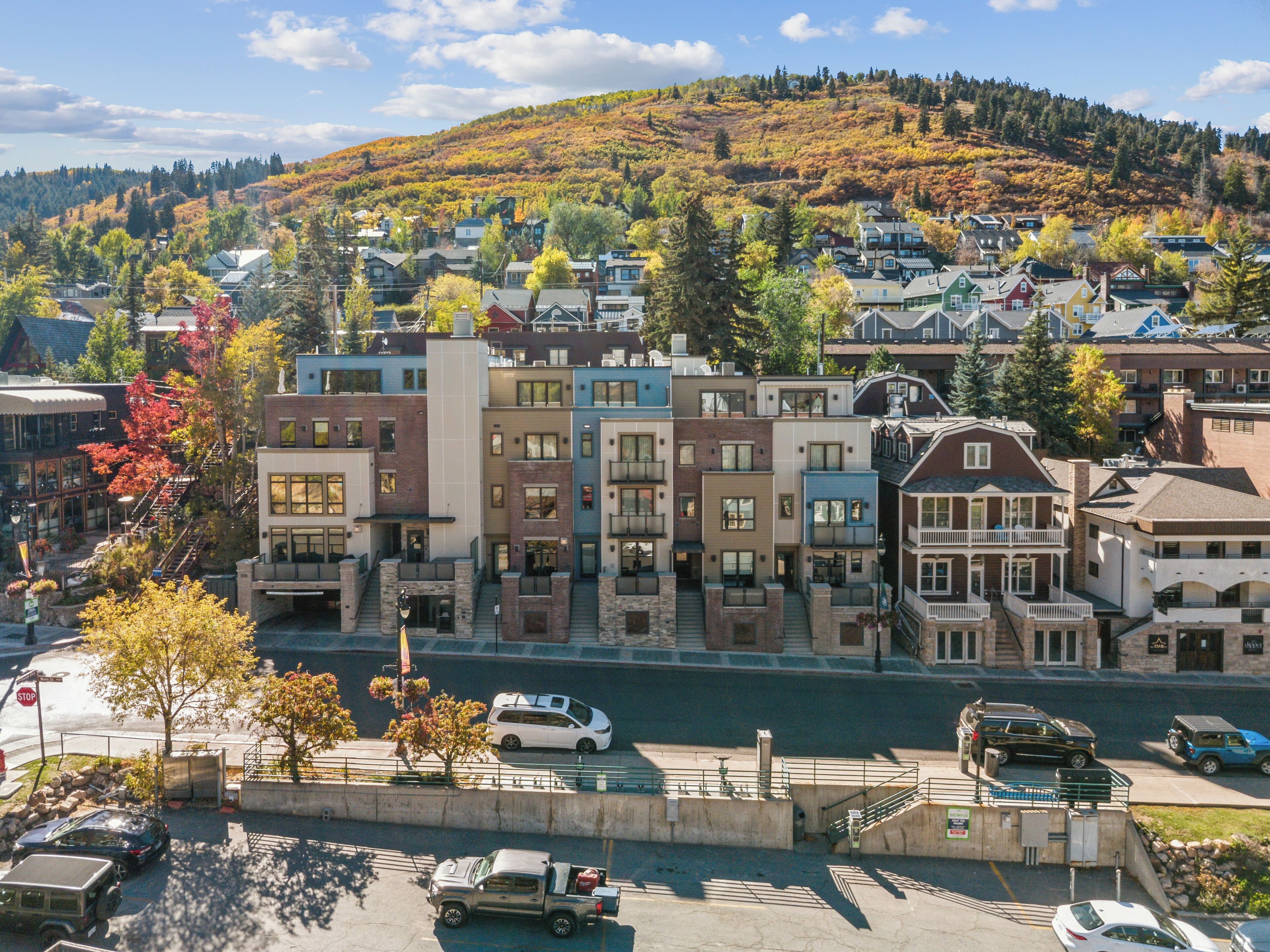 Un quartier résidentiel avec des immeubles à plusieurs étages, un parking et une rivière.