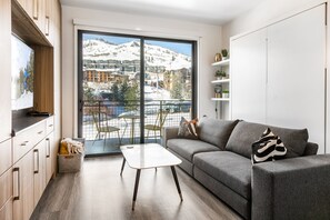 Smart TV, chimenea, videojuegos y oficina 