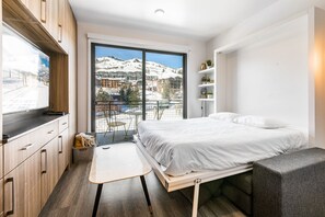 Escritorio, tabla de planchar con plancha, wifi gratis y ropa de cama 