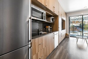Refrigerador, microondas, parrilla de estufa y lavavajillas 