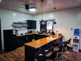 Cafetera o tetera, frigorífico grande y placa de cocina