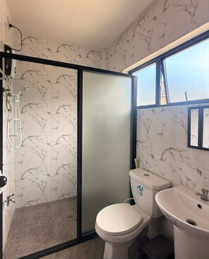 Een douche, pantoffels, toiletpapier