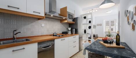 Fridge, microwave, stovetop, dishwasher