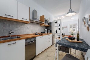 Køleskab, mikrobølgeovn, kogeplade, opvaskemaskine