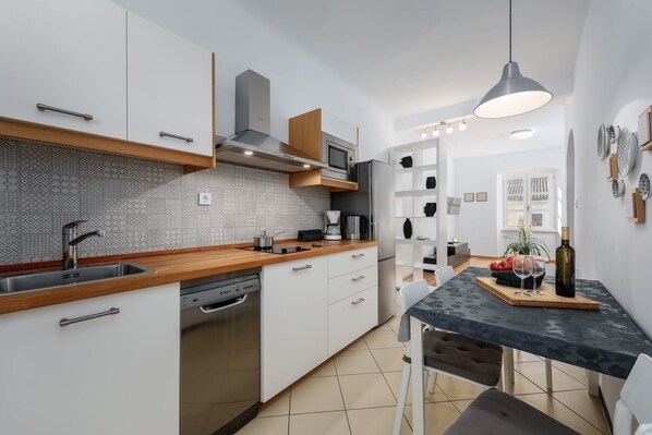 ثلاجة، ميكروويف، موقد طهي مسطح، غسالة أطباق