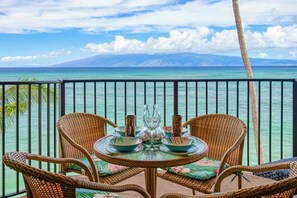 Outdoor dining - Aloha Kai Paradise Oceanfront Kahana Reef Condo with Mesmerizing Views (Lahaina)