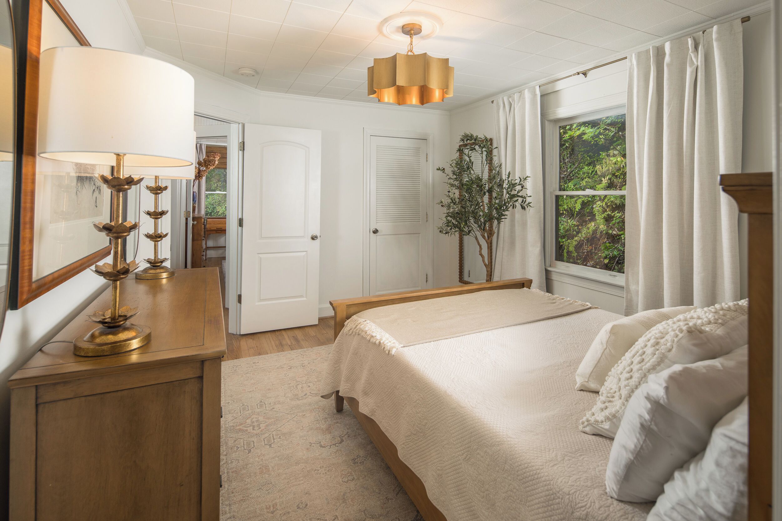 2 habitaciones, tabla de planchar con plancha, wifi y ropa de cama 