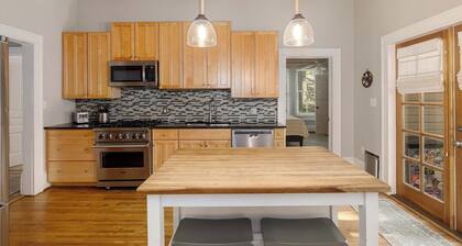 3-bedroom Bungalow, view of Uptown, walking distance to historic Plaza Midwood.