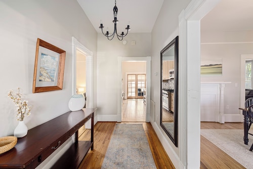  3-bedroom Bungalow, view of Uptown, walking distance to historic Plaza Midwood.