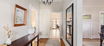  3-bedroom Bungalow, view of Uptown, walking distance to historic Plaza Midwood.