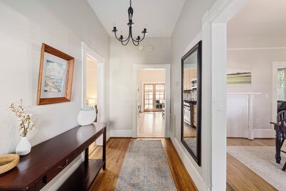  3-bedroom Bungalow, view of Uptown, walking distance to historic Plaza Midwood.