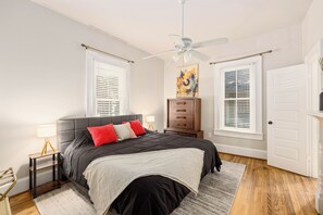 3 soveværelser, skrivebord, strygejern/strygebræt, weekendseng