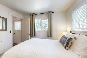 3 bedrooms, desk, iron/ironing board, WiFi