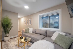 TV - Cute, Clean, Modern Suite in a House - Great Area! (Surrey)